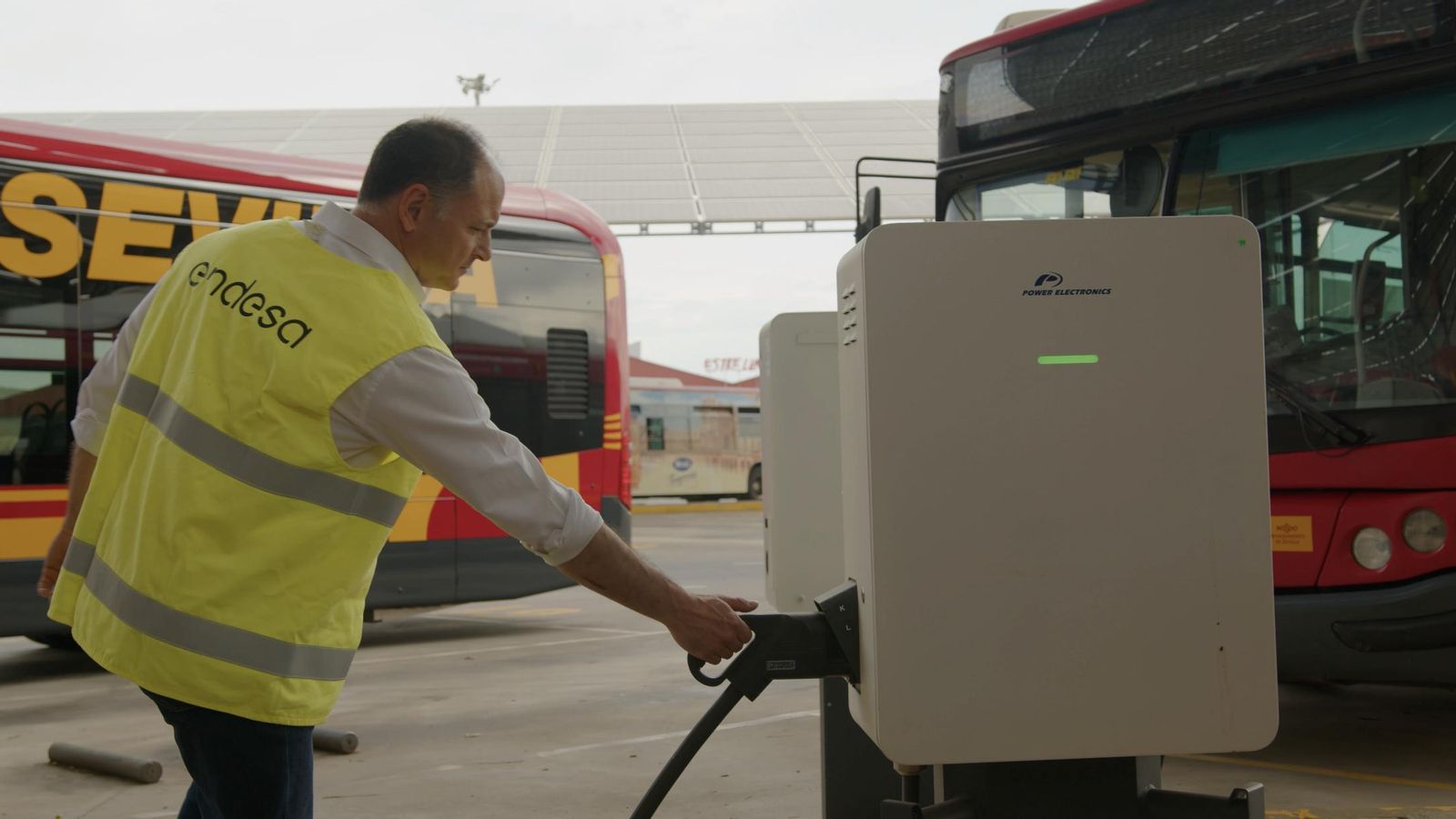 Cargador de Endesa X en las cocheras de Tussam en Sevilla
