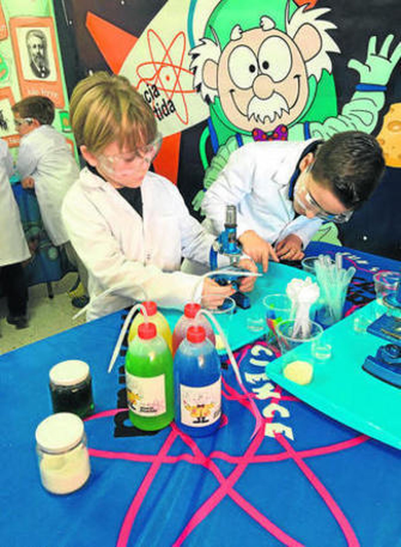 Los participantes realizan experimentos para acercarse a la ciencia.