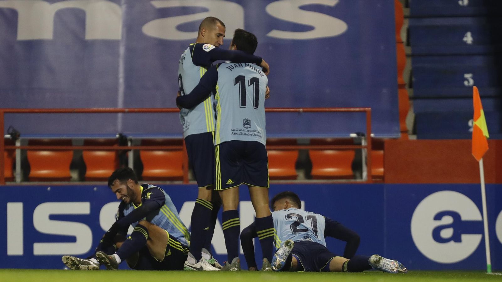 Juan Muñoz celebra con Petrovic el 0-2 en el Anxo Carro