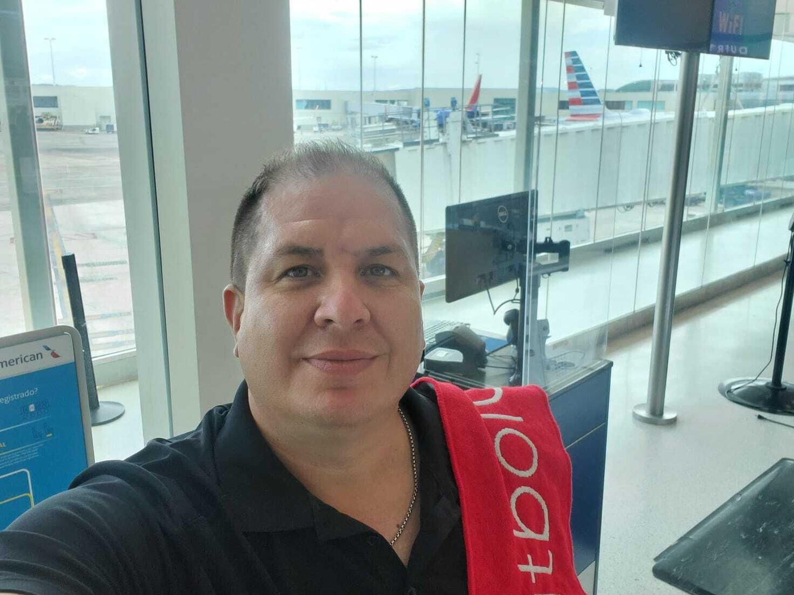 Alberto Santiago, en la sala de embarque del aeropuerto de San Juan, Puerto Rico.