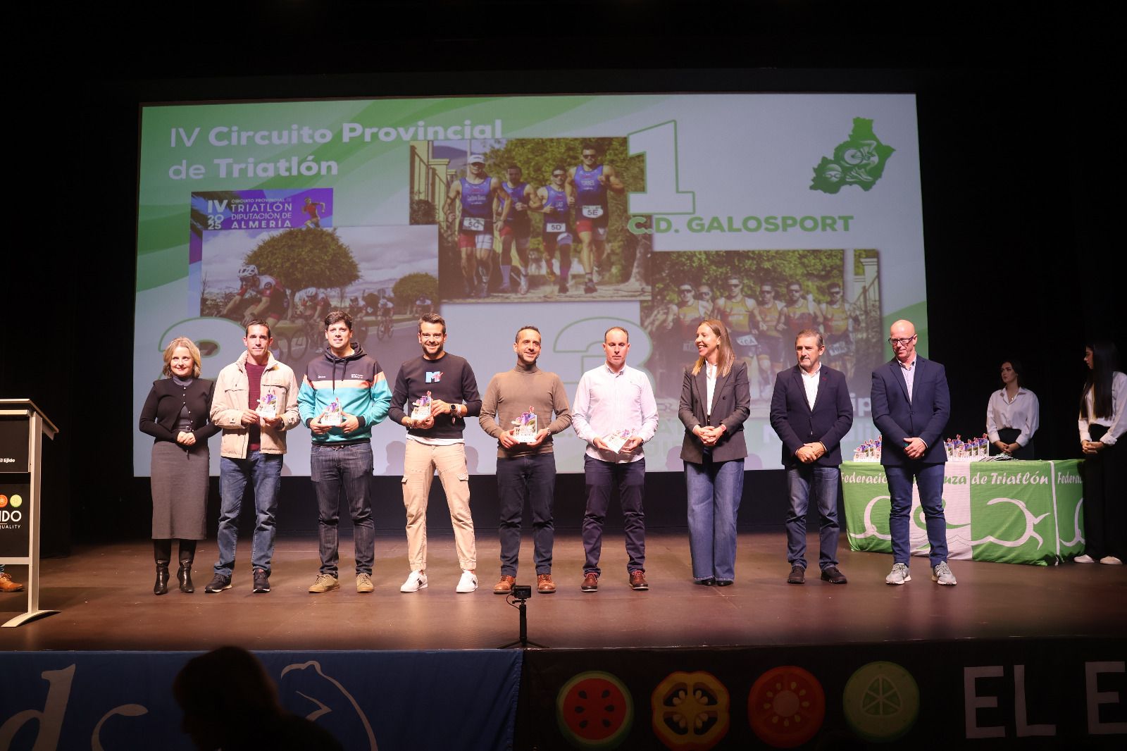 Varios de los premiados recogen su trofeo durante la gala de clausura del IV Circuito Provincial de Triatlón.