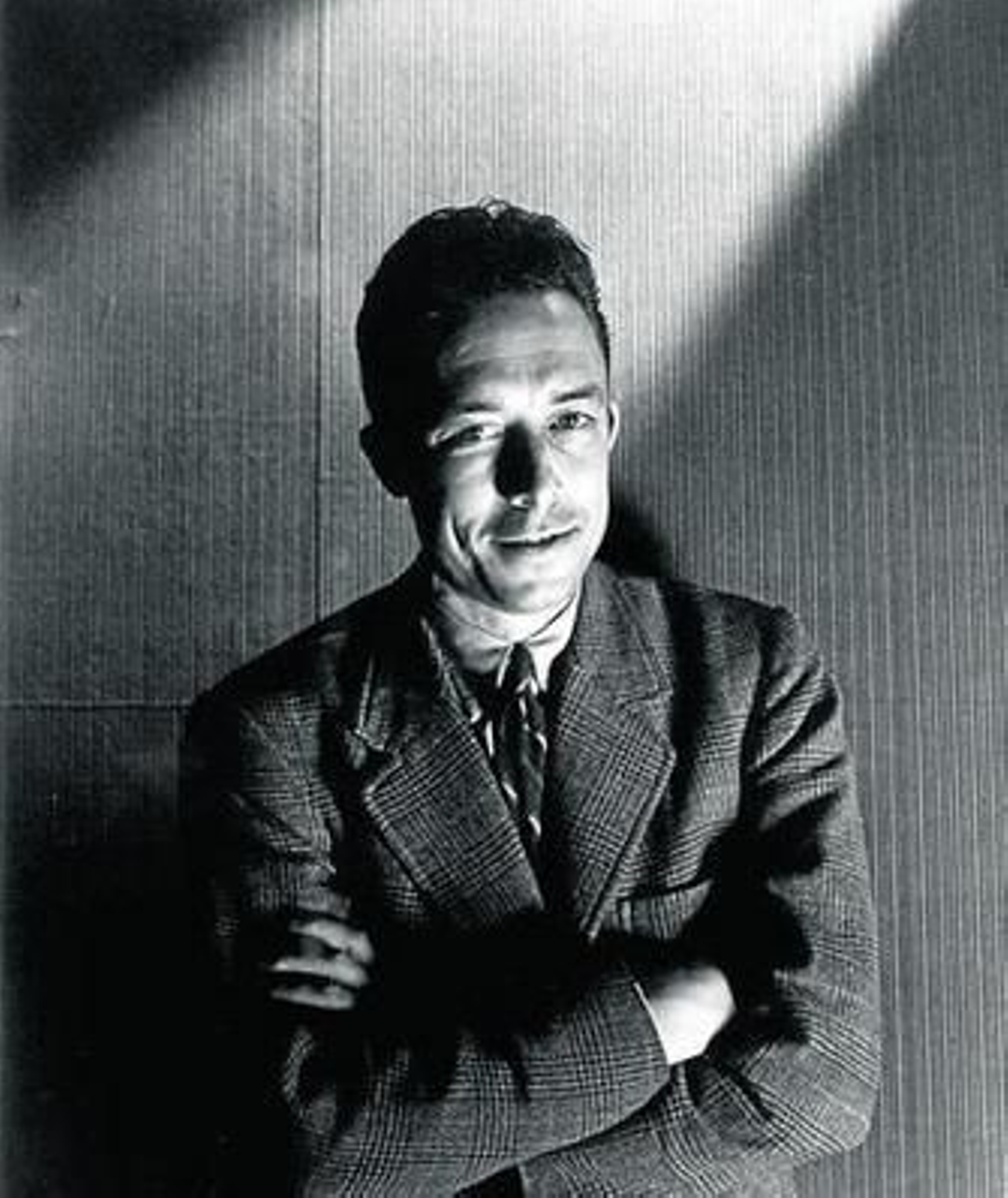 No hace falta imaginar un Albert Camus feliz: aquí lo tienen.