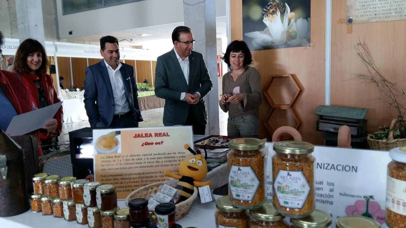 El alcalde de la localidad se acercó para visitar los puestos.