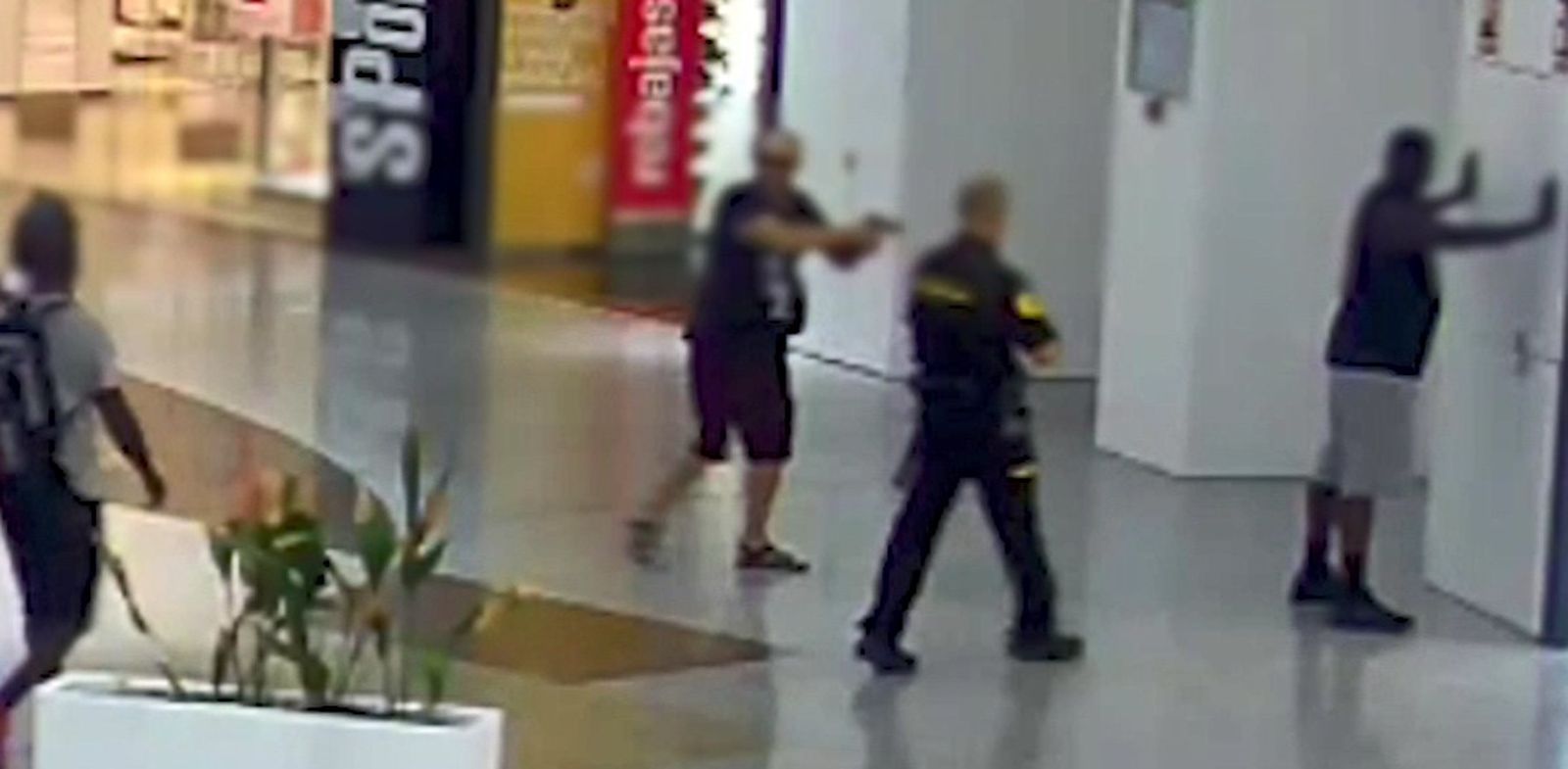 Momento de la detención de uno de los hermanos suecos