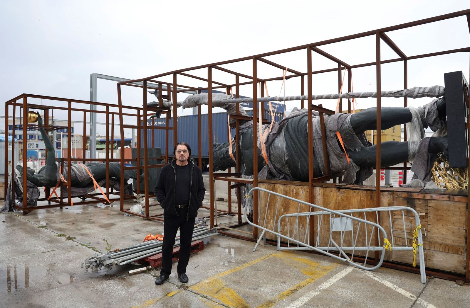 Ginés Serrán muestra las esculturas de Neptuno y Venus, en las instalaciones del puerto de Málaga.