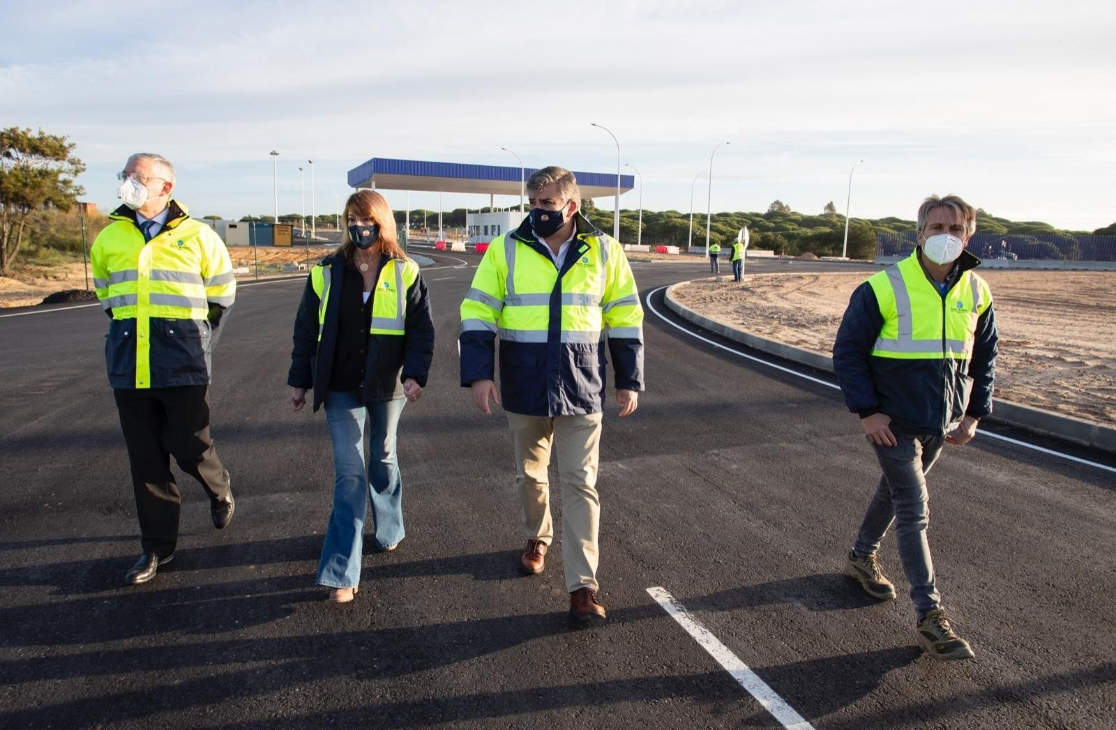 Pilar Miranda junto con los responsables de la Autoridad Portuaria en la visita a los nuevos accesos.