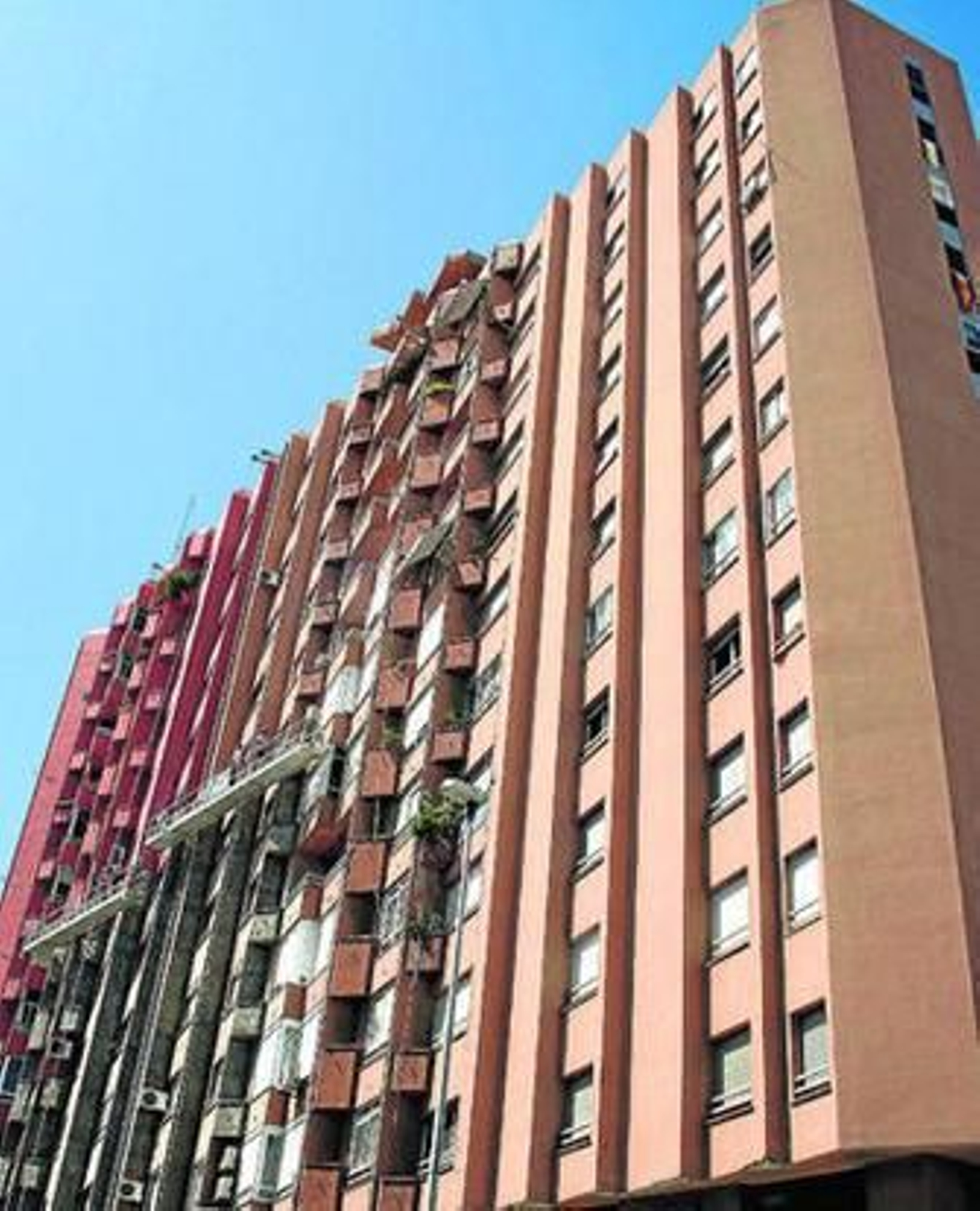 Bloque de viviendas situado en frente del helipuerto de Algeciras. Bloque de viviendas situado en frente del helipuerto de Algeciras.