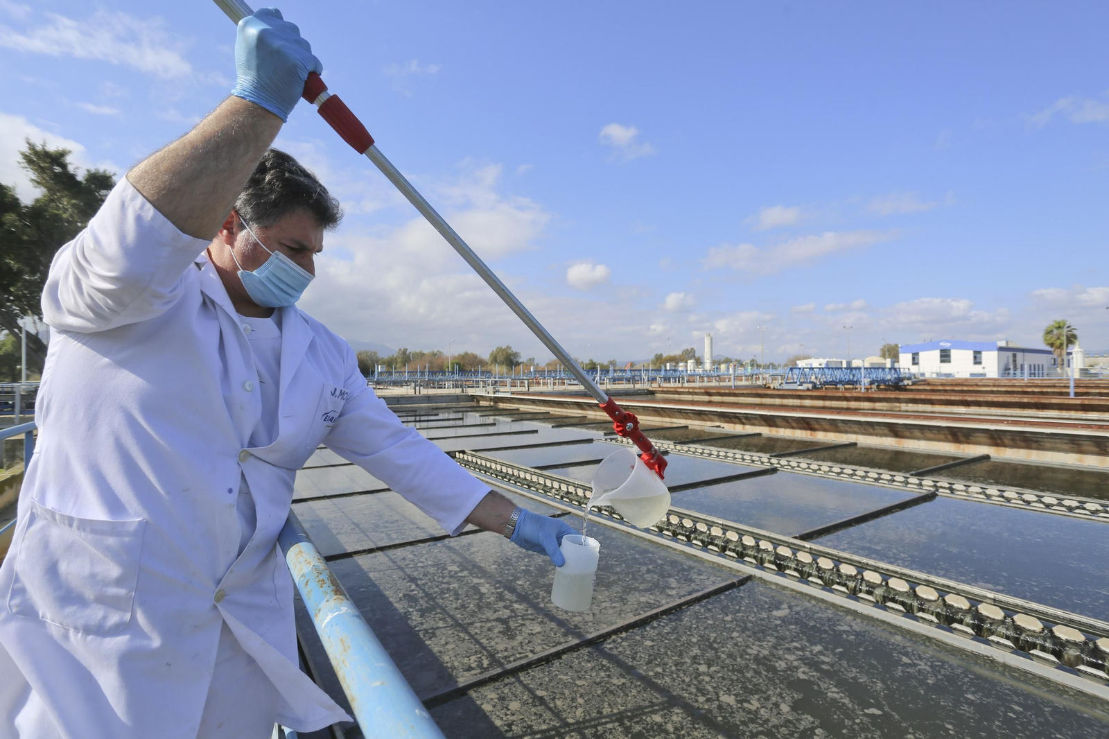 Un operario recoge muestras en una depuradora de Málaga.
