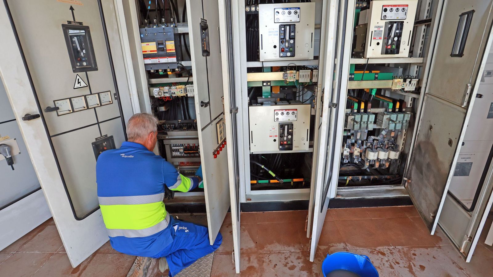 Un operario secando los dispositivos del centro de transformación, el 'corazón' de la depuradora.