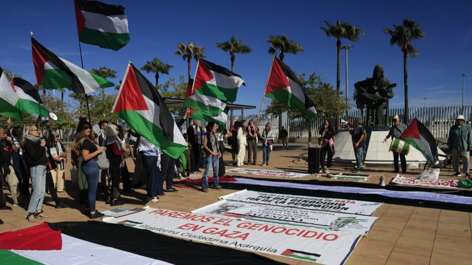 La Red solidaria contra la ocupación de Palestina (Rescop) celebra una concentración en Algeciras bajo el lema 'Ningún puerto para el genocidio. Embargo integral de armas y combustibles'.