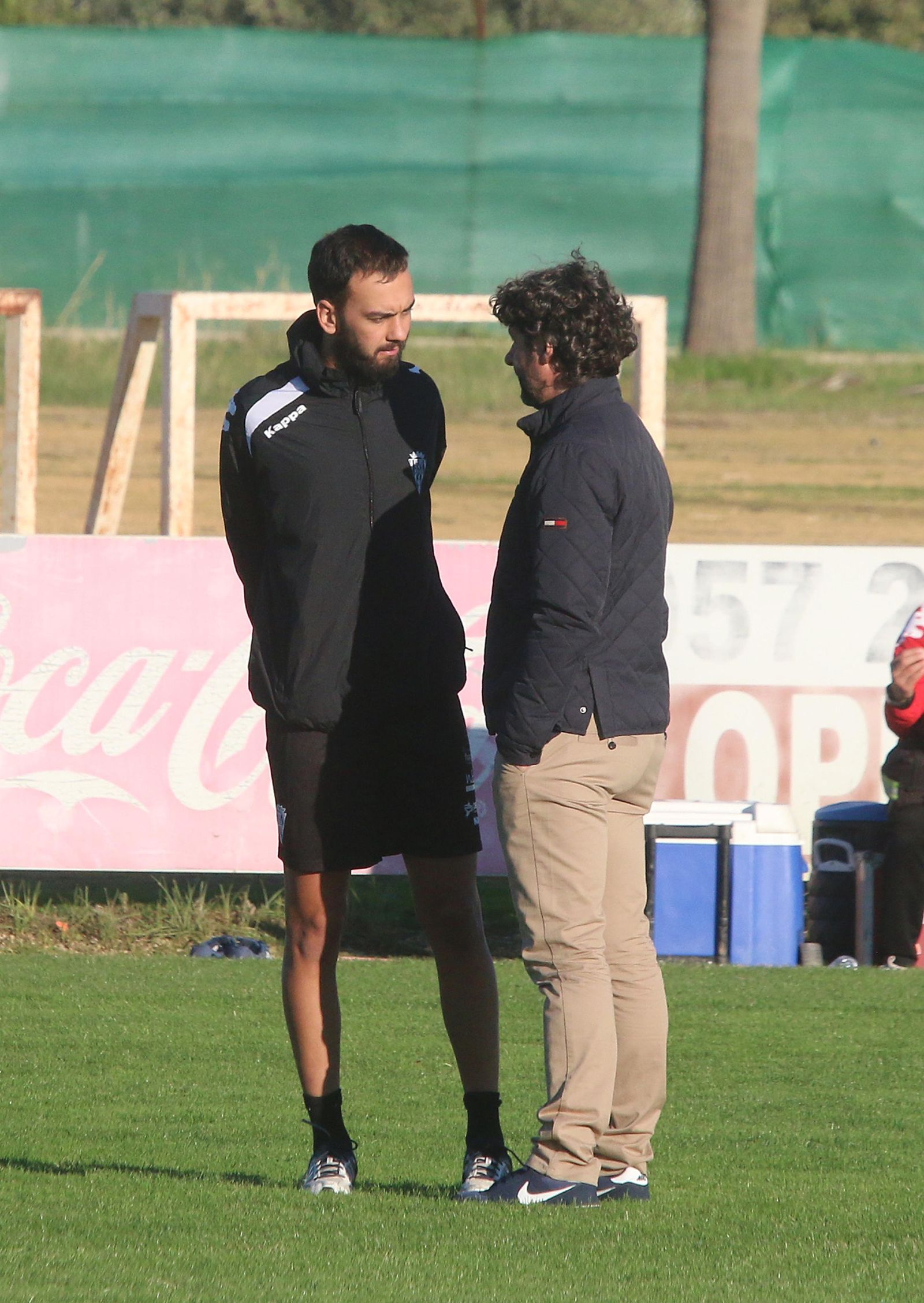 Deivid dialoga con Emilio Vega en la Ciudad Deportiva.