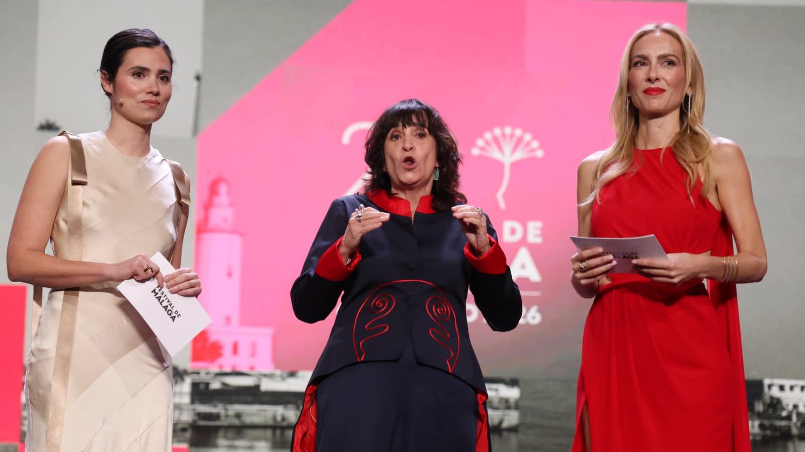 Loreto Mauleón y Rosa Montero junto a Kira Miró.