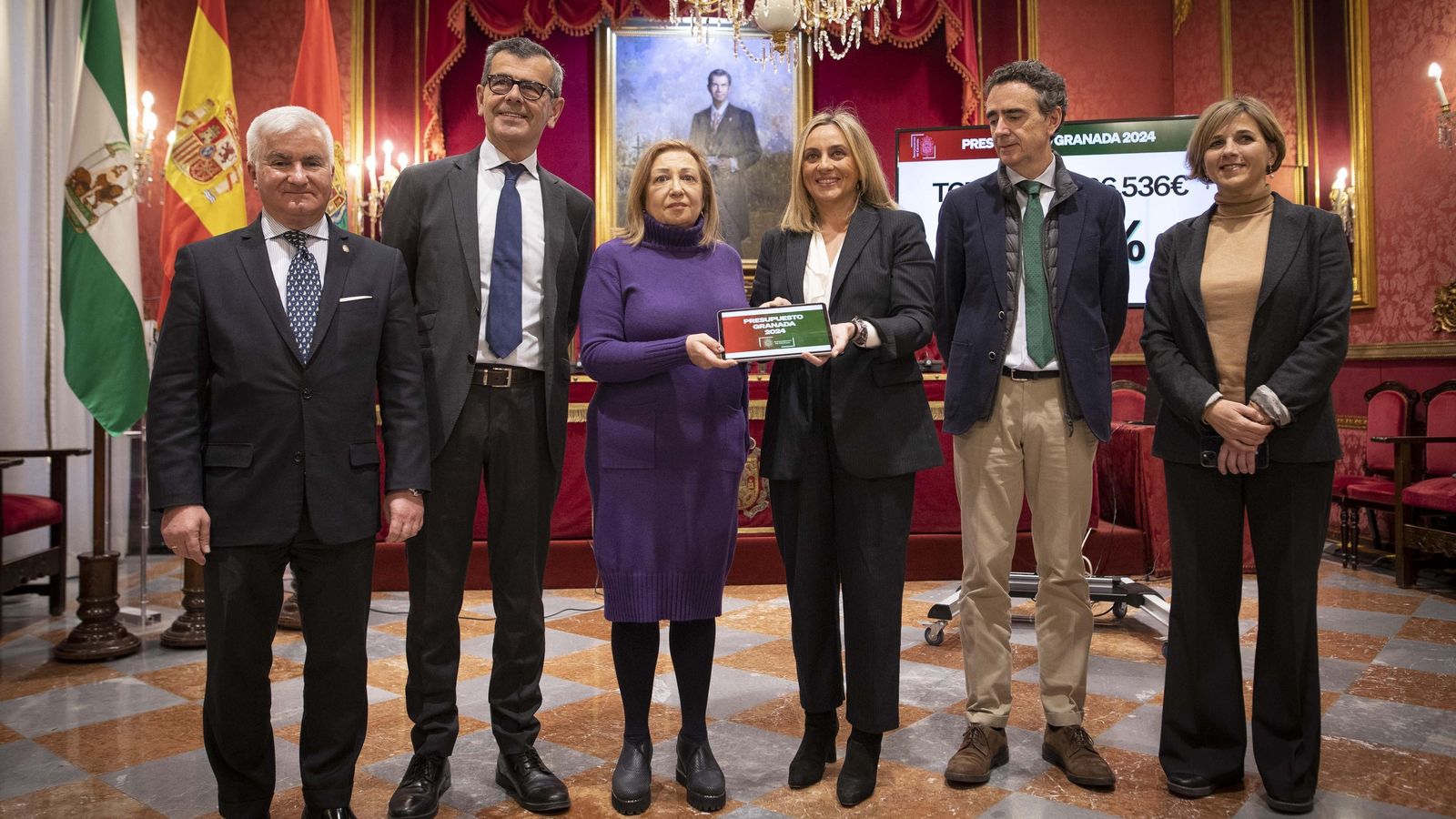 La alcaldesa y los concejales posan en la presentación de los presupuestos para 2024