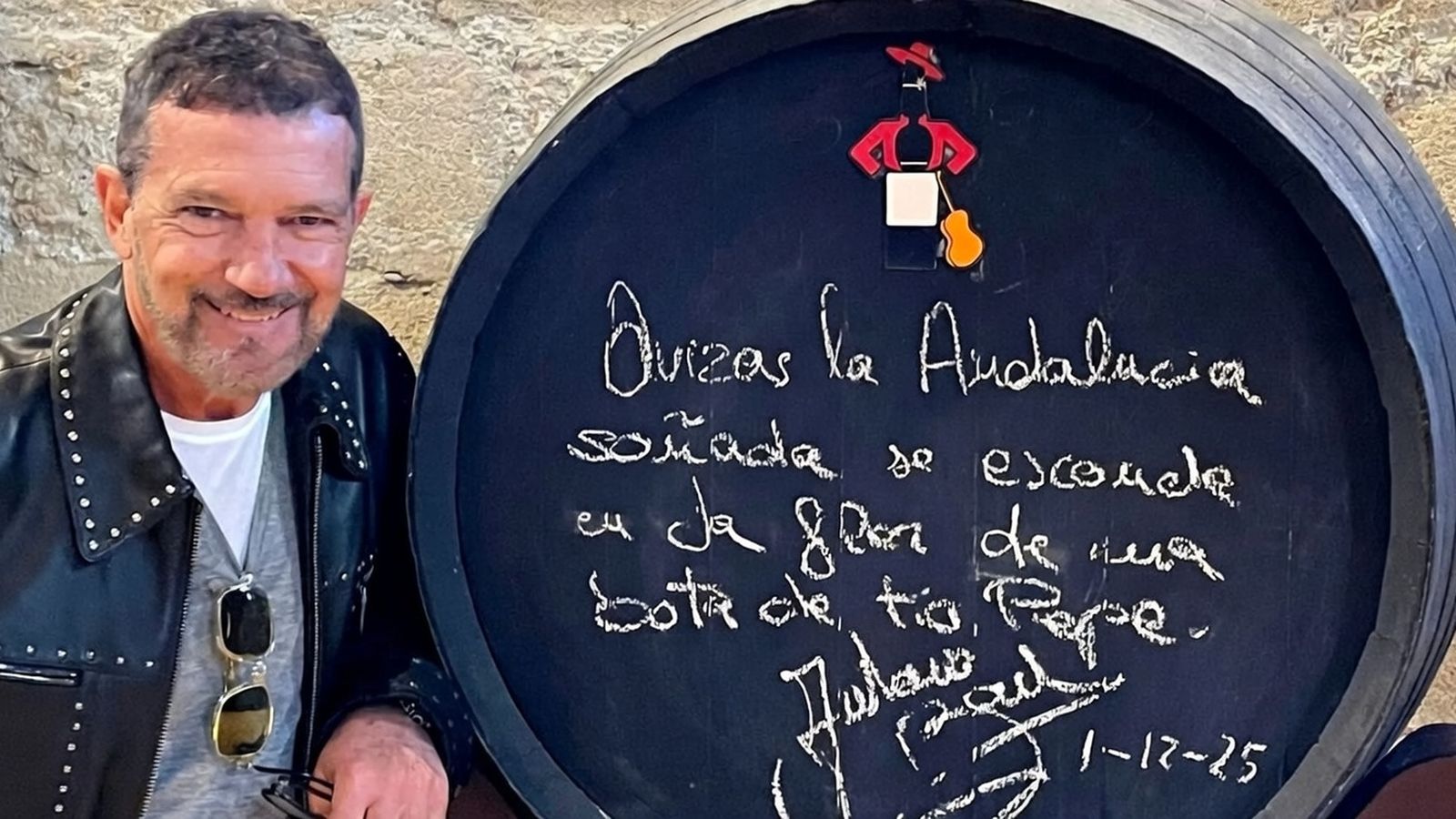 Antonio Banderas en su visita a Jerez el pasado diciembre con la dedicatoria en tiza que dejó en González Byass