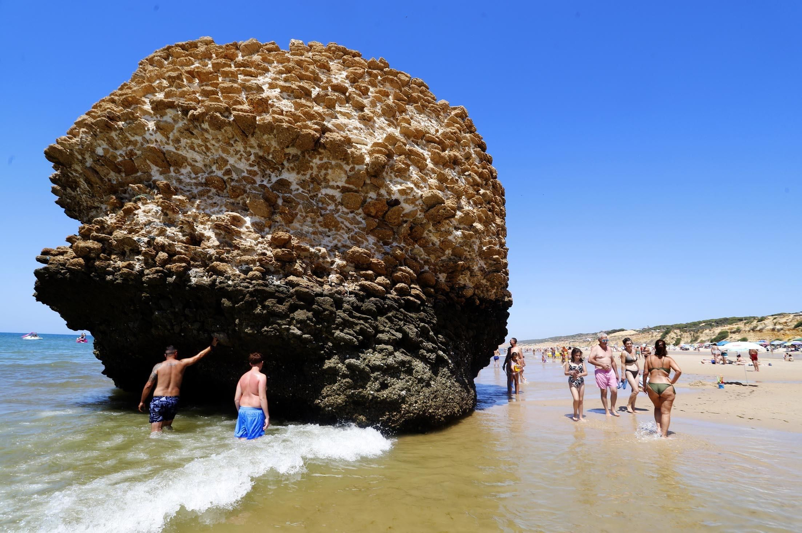 Imágenes de la playa de Matalascañas en un domingo caluroso