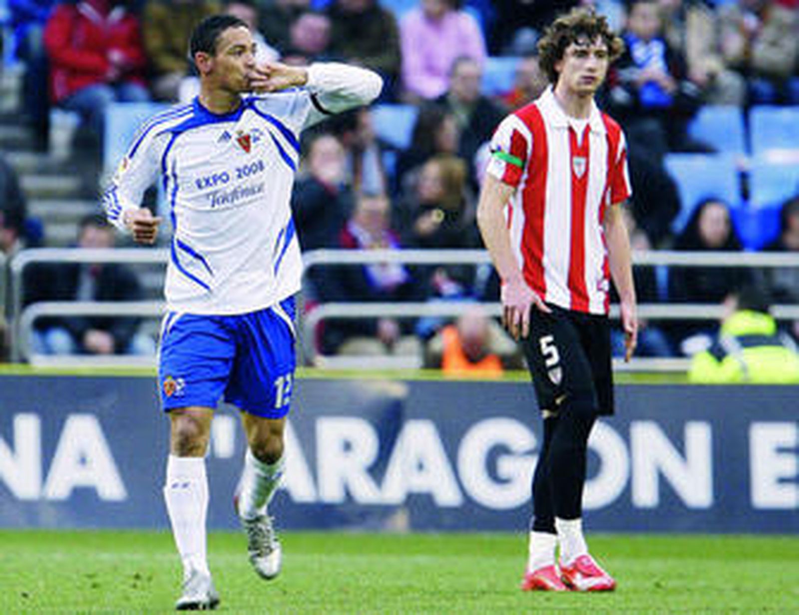 Ricardo Oliveira celebra un gol con el Zaragoza, con Amorebieta a su lado.
