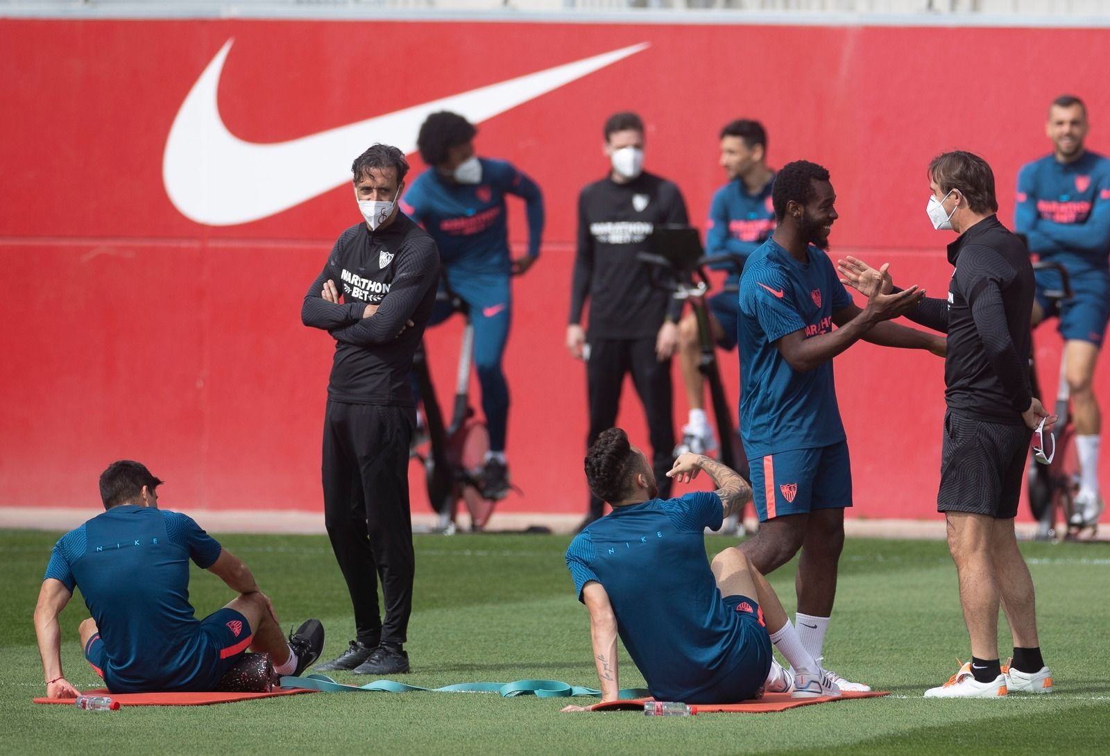 Gnagnon y Lopetegui bromean tras llegar aquél tarde al entrenamiento.