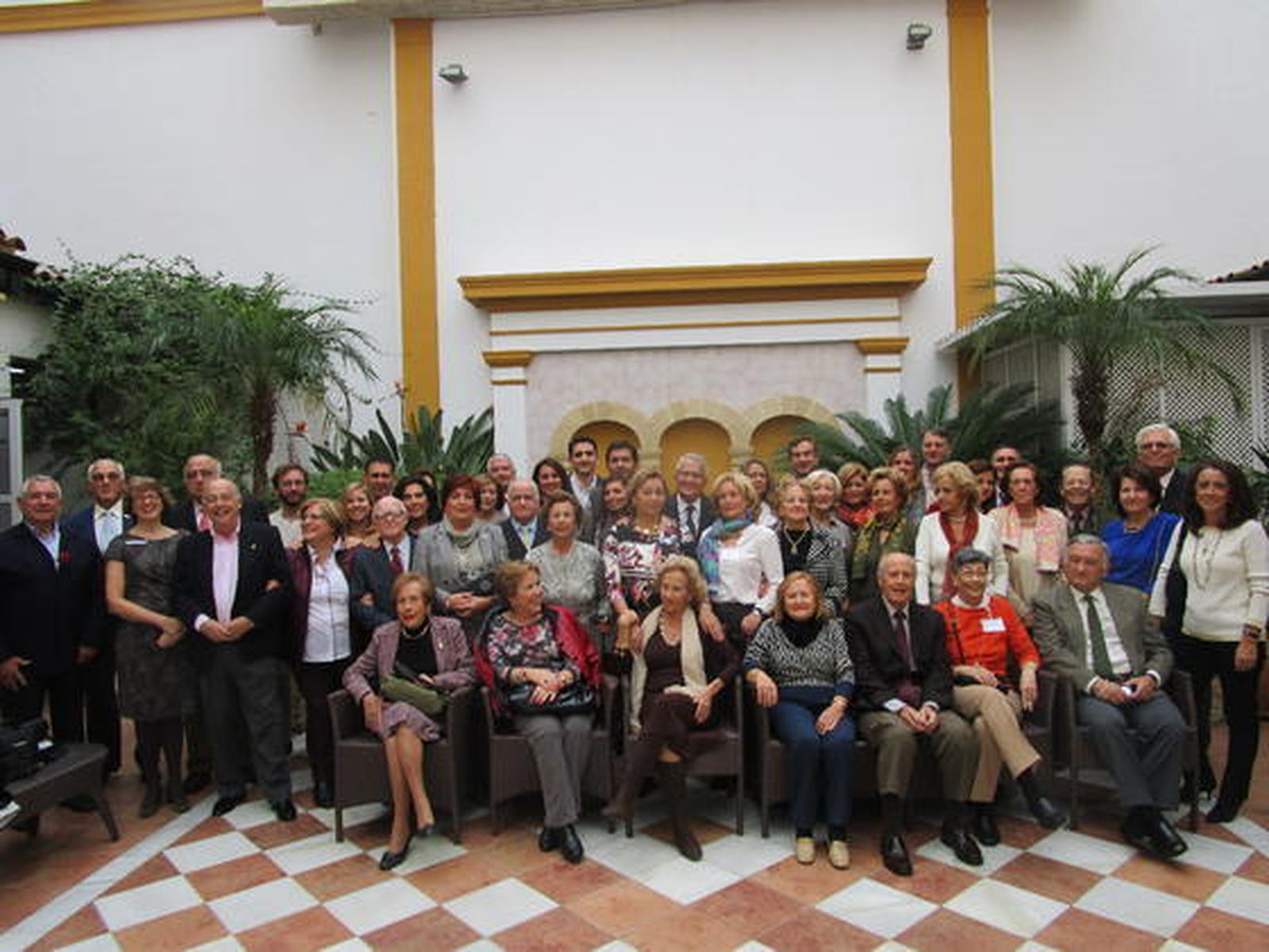 Tercer encuentro de los descendientes del matrimonio formado por Joaquín Abreu Núñez y Luisa Herrera Andrada, celebrado en el Hotel Santa María, en El Puerto.  Entre ellos, las ramas Benjumeda Abreu, Bensusan Abreu, Romero Abreu, Ramos-Izquierdo Abreu, Abreu Sanchis, Cervera Abreu y Oliva Abreu.  Foto: Ignacio Casas de Ciria