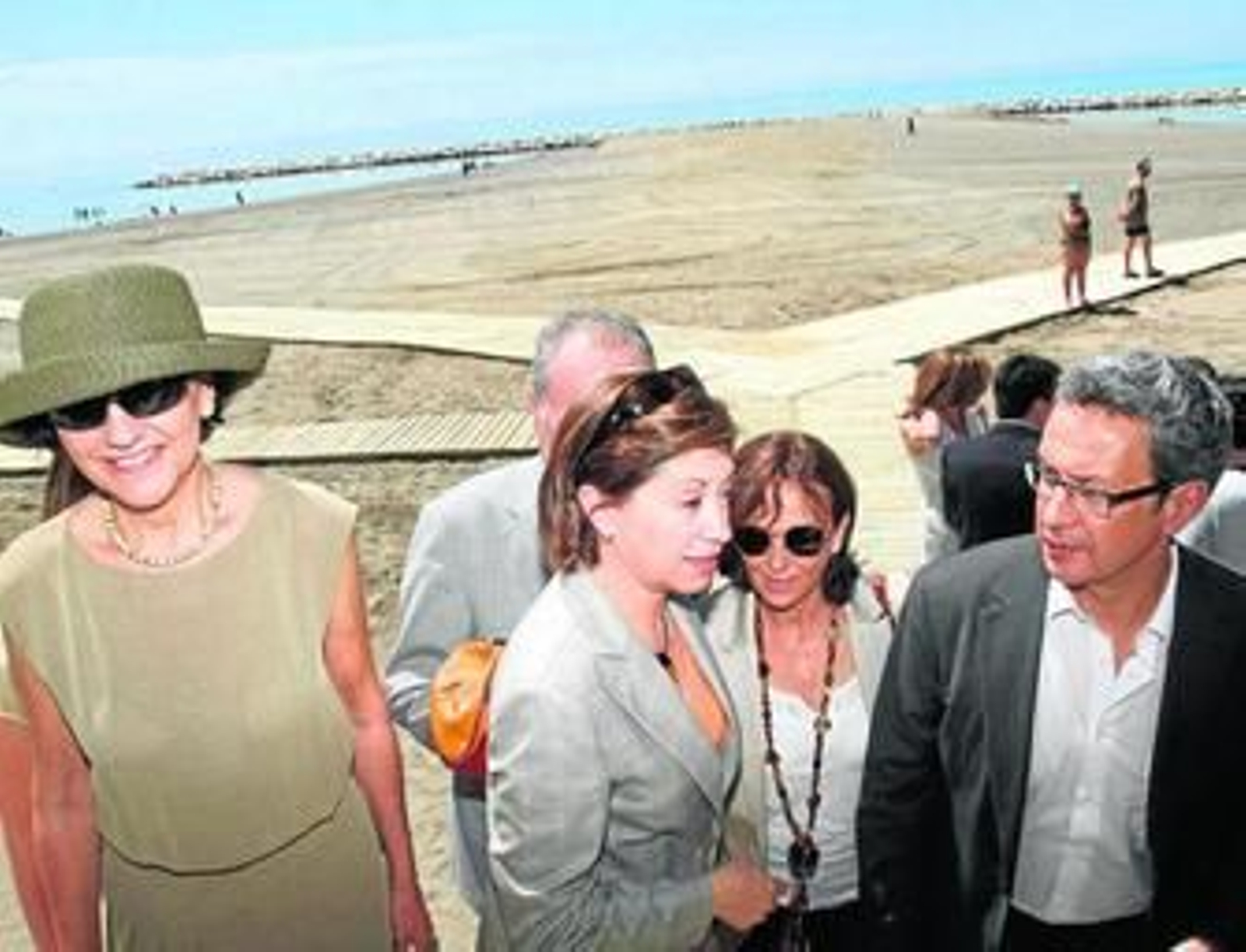 La ministra de Medio Ambiente, rodeada ayer de cargos socialistas, durante la inauguración de las obras de la playa de La Caleta.