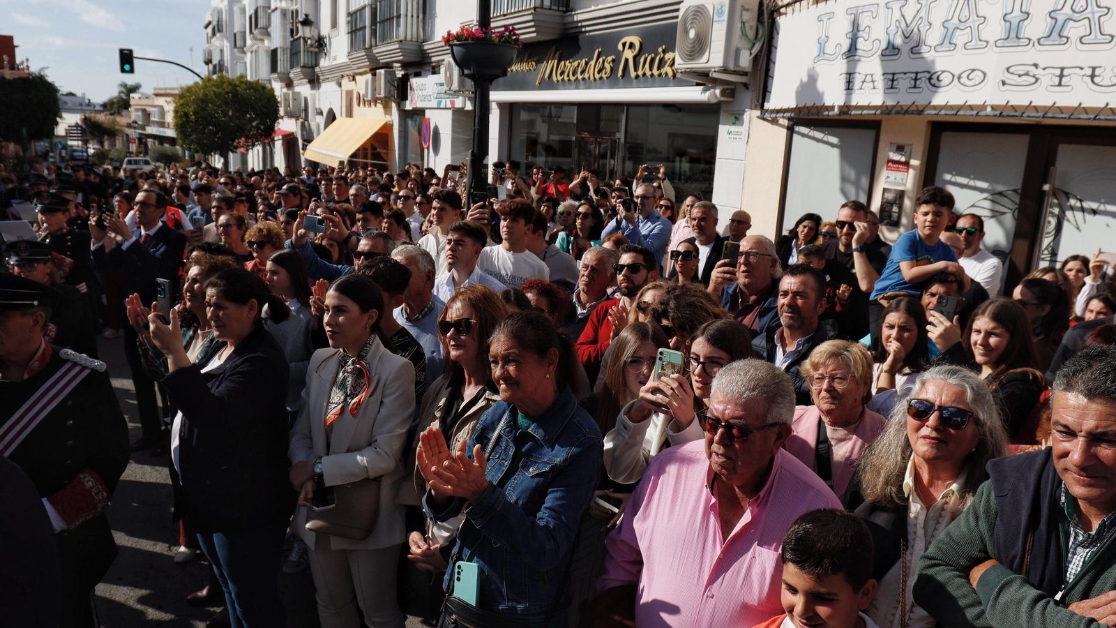Numeroso público esperó la salida de Nuestro Señor de la Paz.