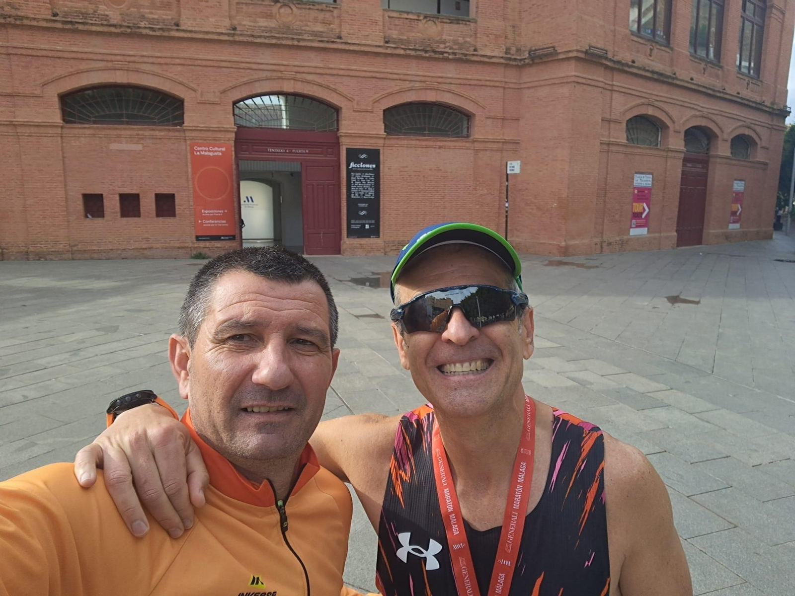 El doctor Antonio Ríos junto a Fraskito, su compañero de entrenamientos, al término de la prueba celebrada en Málaga.