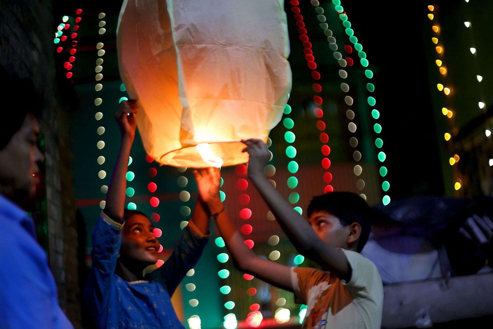 Las preciosas imágenes de la celebración del Diwali en India: un festival de luz y color