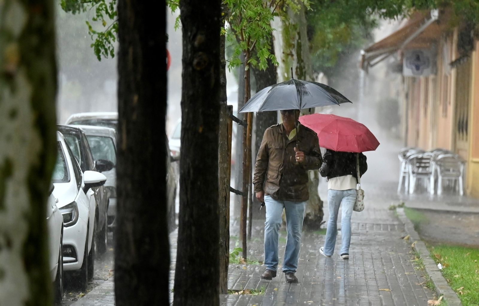 Gente caminando bajo la lluvia por Córdoba
