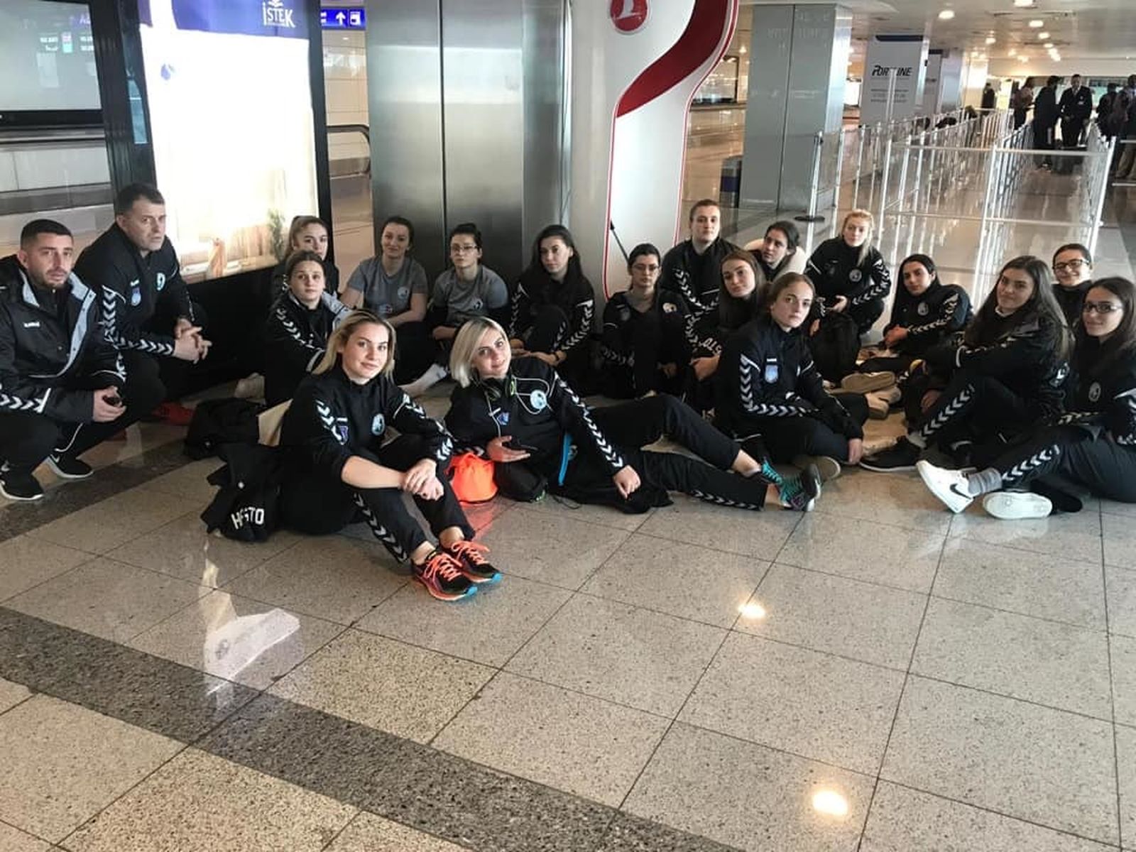 Las jugadoras del Istogu, en el aeropuerto de Estambul.
