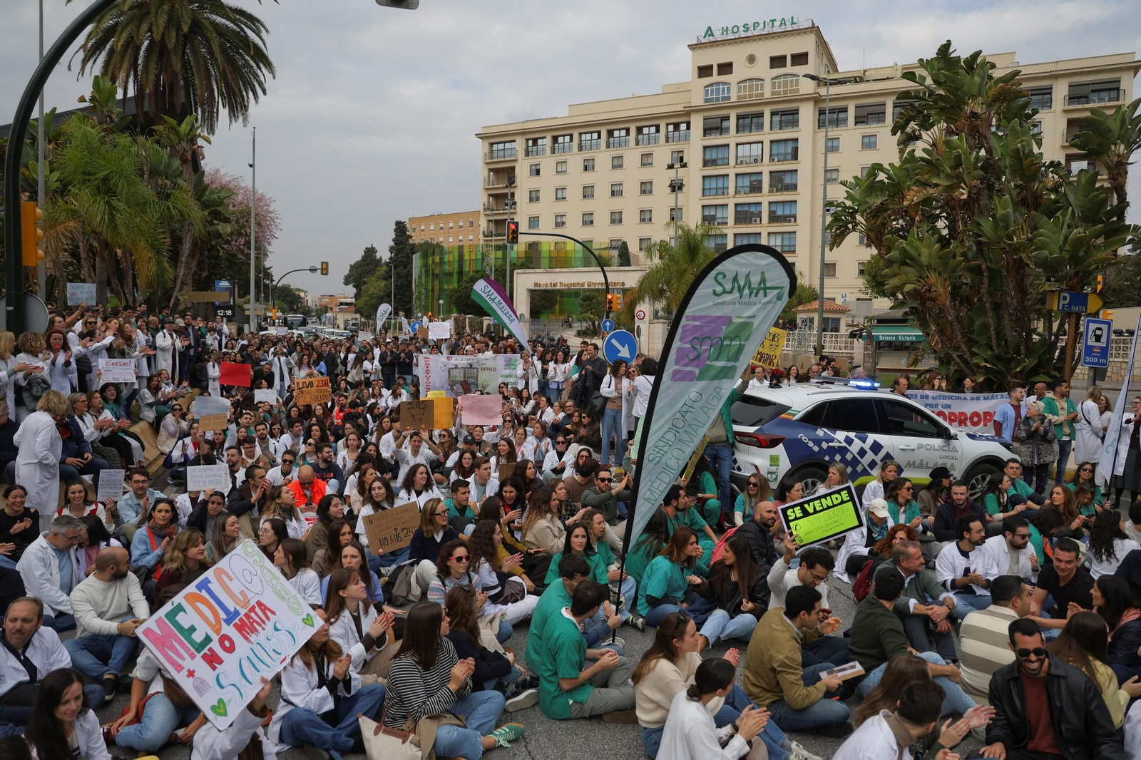 Médicos cortando la avenida Carlos Haya en Málaga, frente al Hospital Regional.