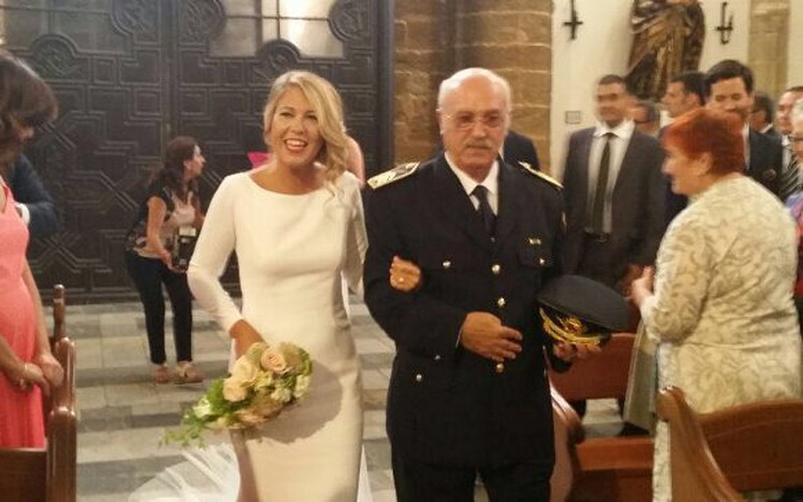 La novia a la entrada de la iglesia con su padre Antonio Rosón Méndez-Trelles.

Foto: Ignacio Casas de Ciria