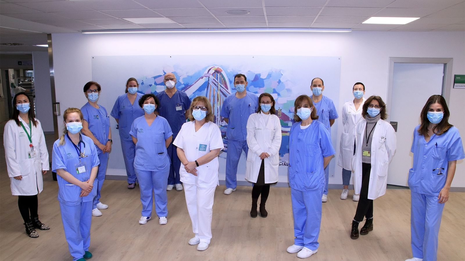 La responsable del Servicio de Nefrología, Mercedes Salgueira junto a su equipo.