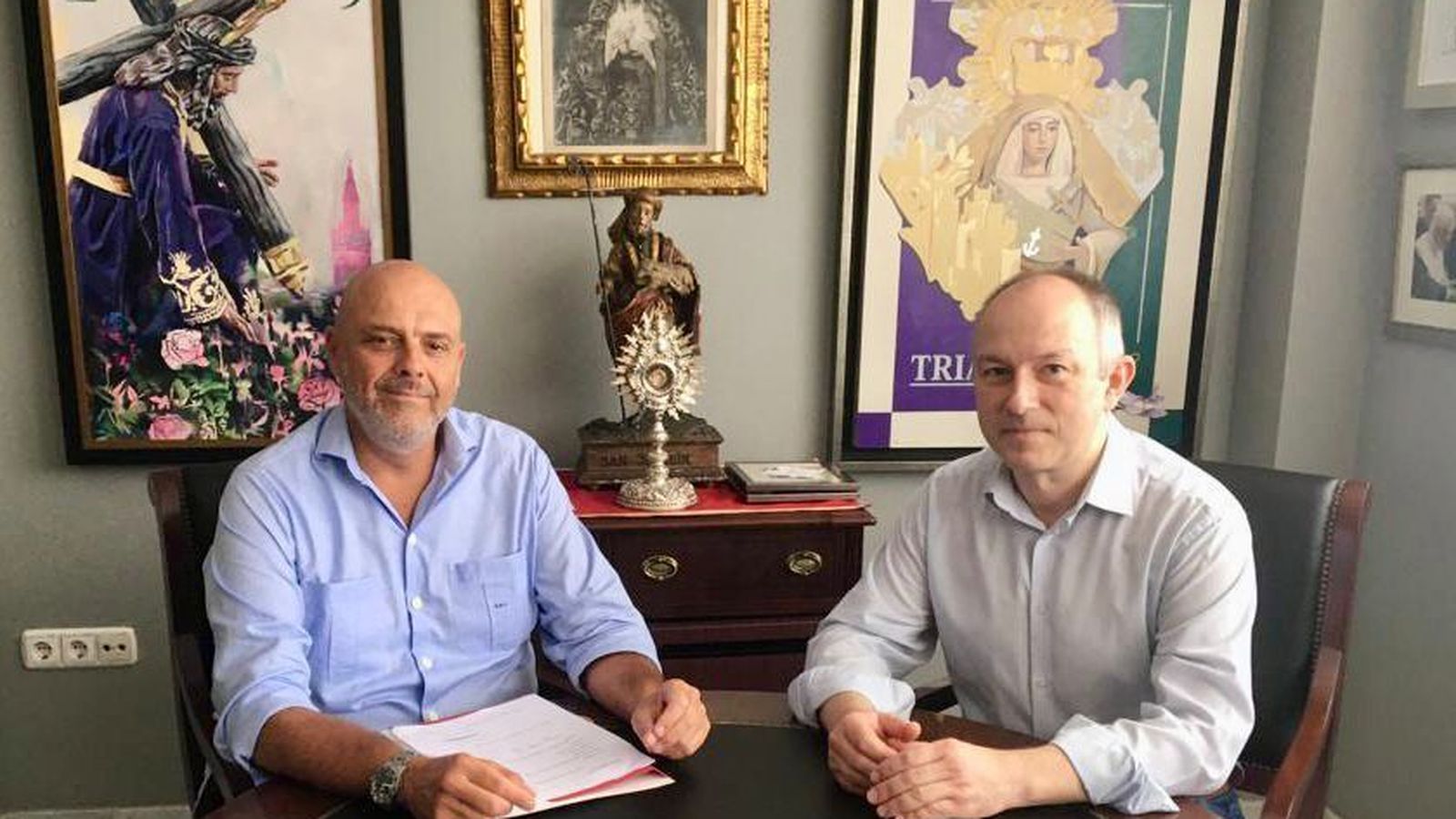 El hermano mayor de la Esperanza de Triana, Sergio Sopeña, junto al dorador Enrique Castellanos