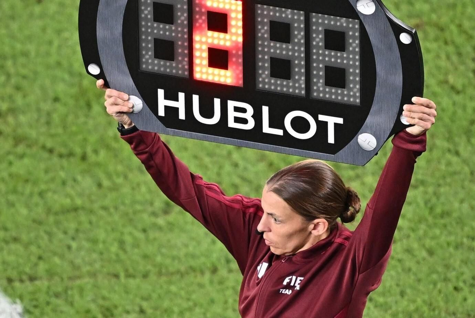 Frappart muestra el cartel de la prolongación en este Mundial.