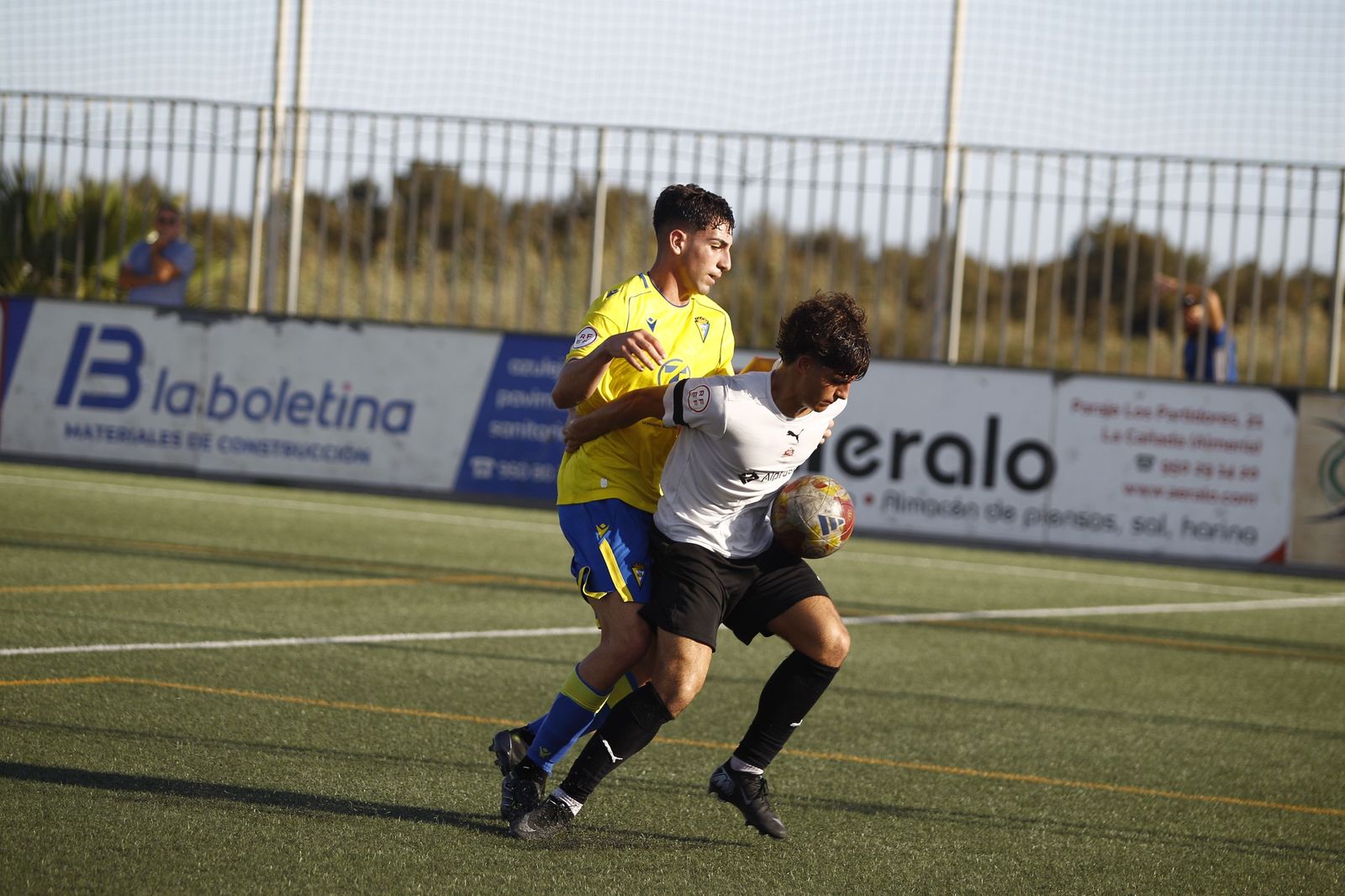 Un jugador cañaero disputa un balón con un rival durante un encuentro en casa de la presente temporada.