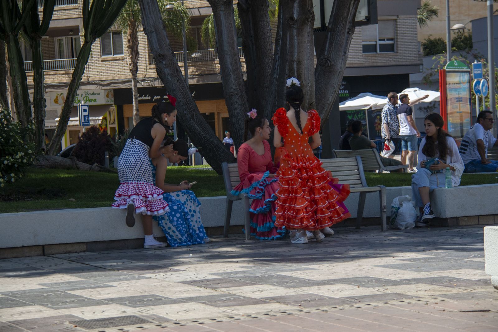 La Costa de Granada celebra y baila al ritmo de las Cruces