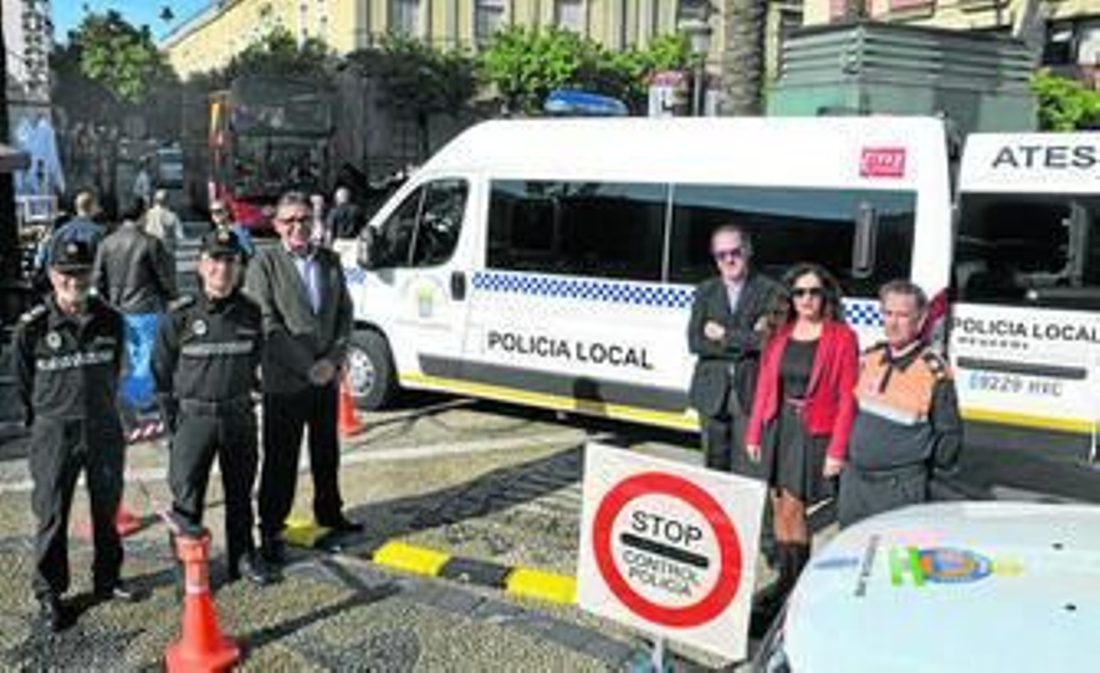 El delegado de Seguridad, junto al nuevo vehículo.