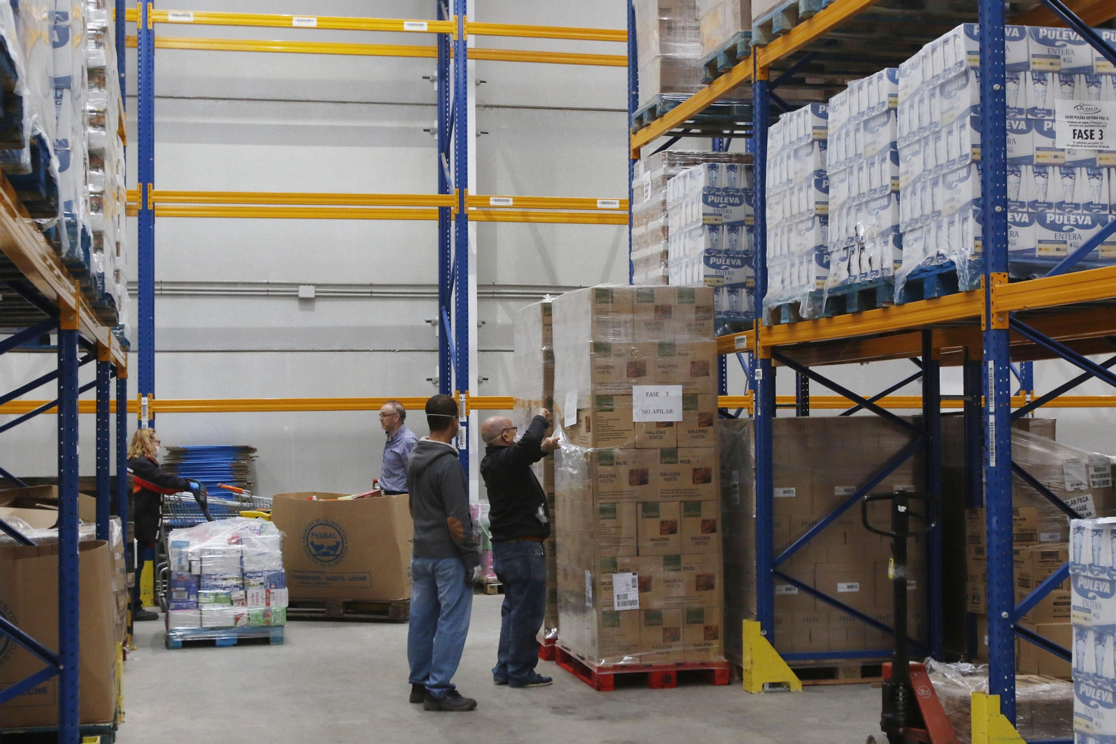 Varias personas realizan labores de clasificación en el Banco de Alimentos.