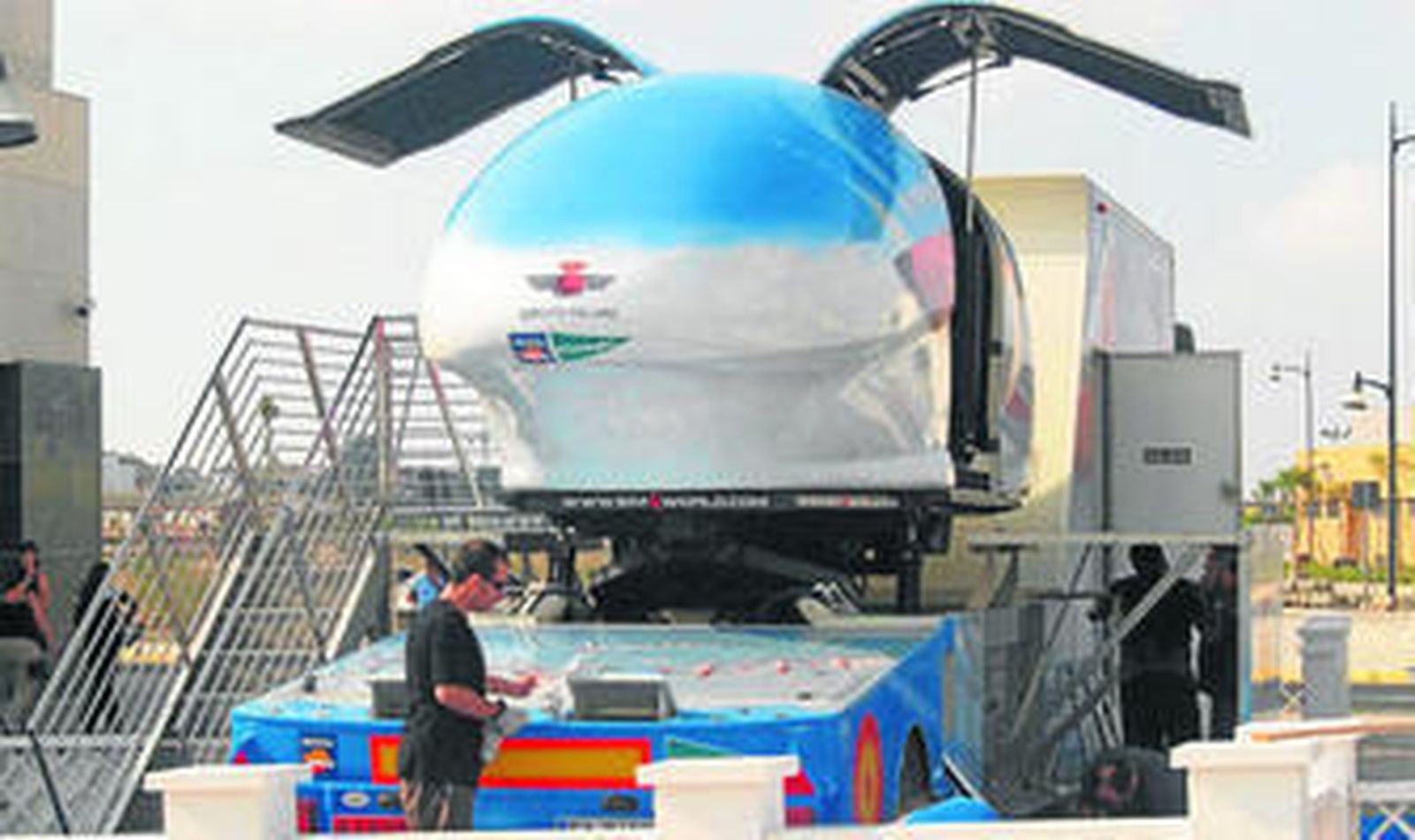 Últimos retoques de la instalación antes de comenzar la visita.