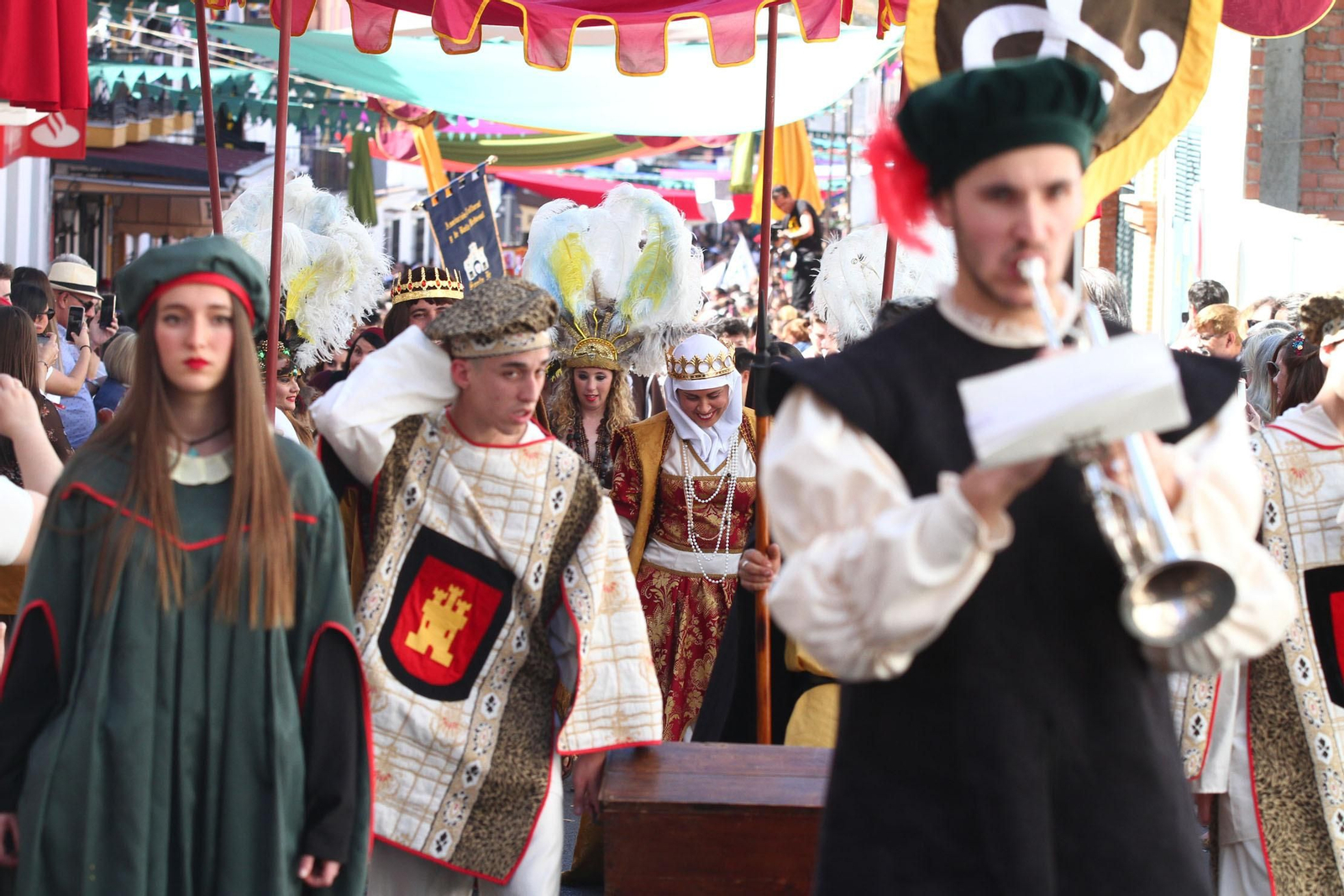 Imágenes del desfile de la XIX Feria Medieval del Descubrimiento, en Palos de la Frontera