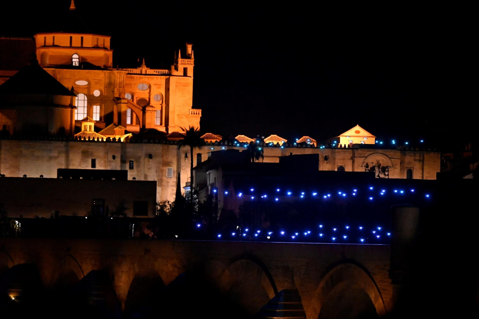 Más de un centenar de drones iluminan la Navidad desde el cielo de Córdoba