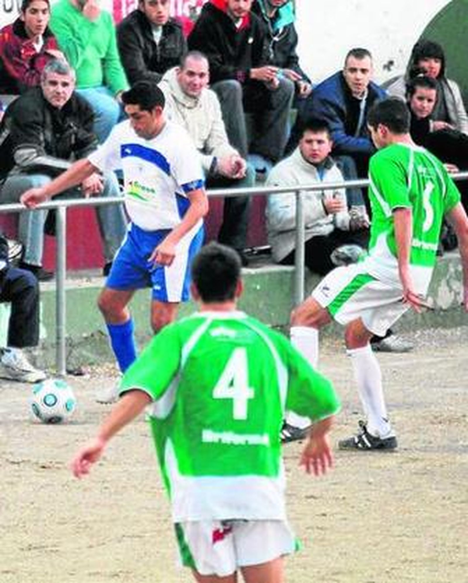 Basti controla un balón ante un rival.