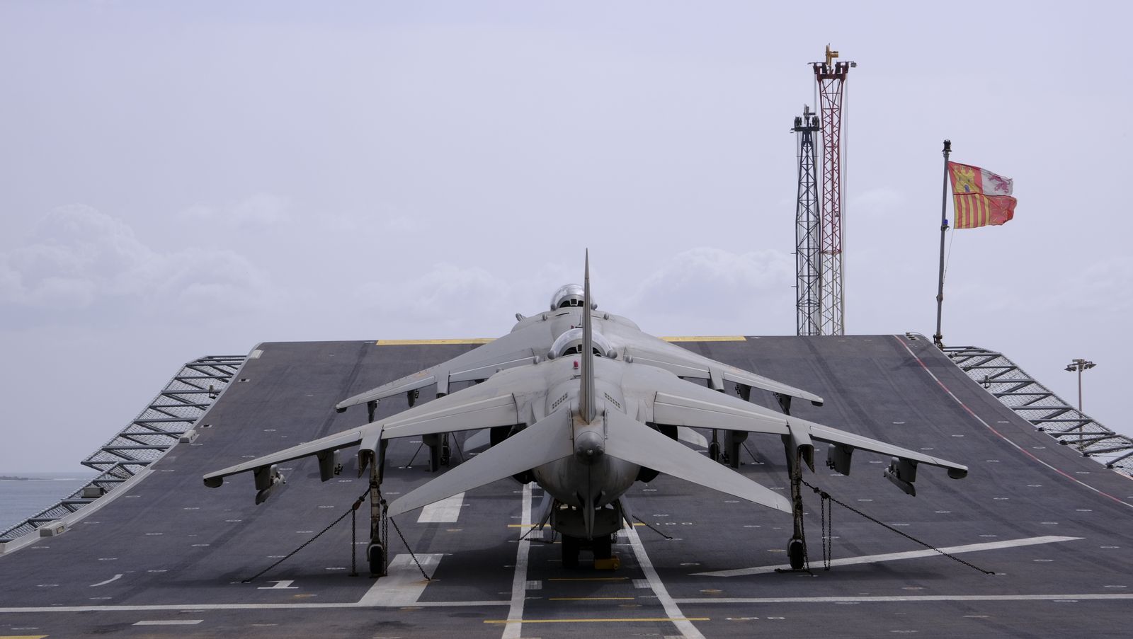 Fotogalería de la visita al portaaviones Juan Carlos I. Puerto de Almería.