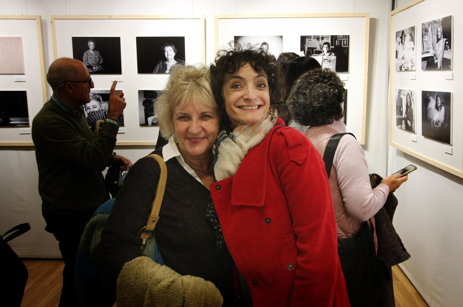 Imágenes de la mesa redonda "La presencia de la mujer en el periodismo" y exposición fotográfica "Pioneras", en el Centro de Comunicación Jesús Hermida, Huelva