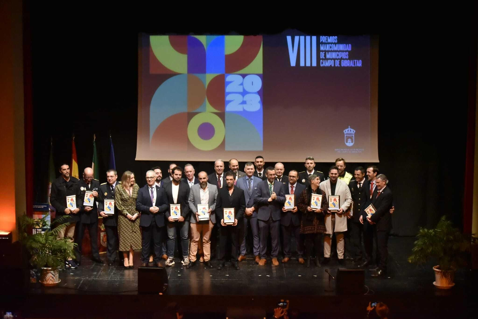 Foto de familia de los premiados y las autoridades.