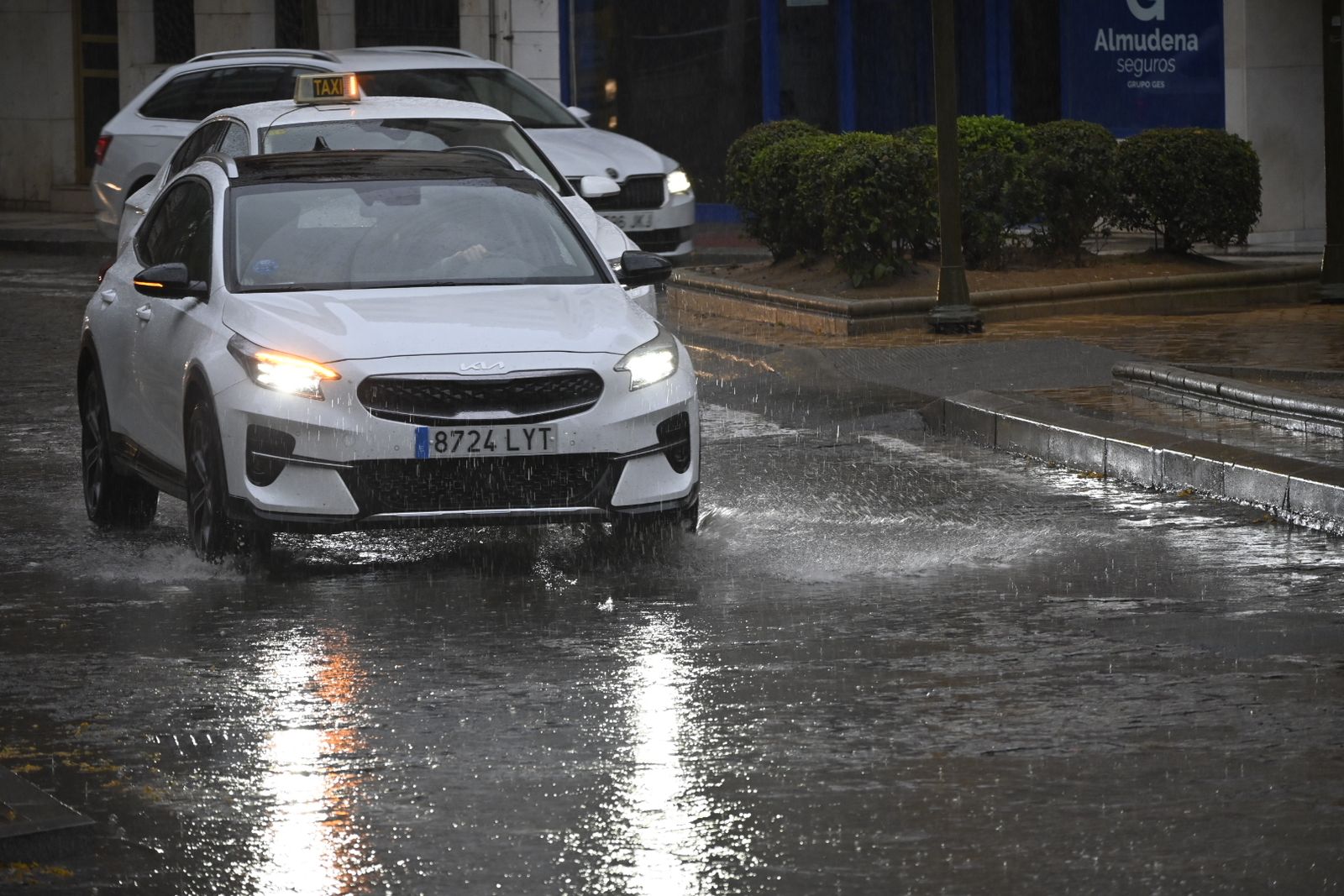Un lunes de lluvia en Huelva, en imágenes