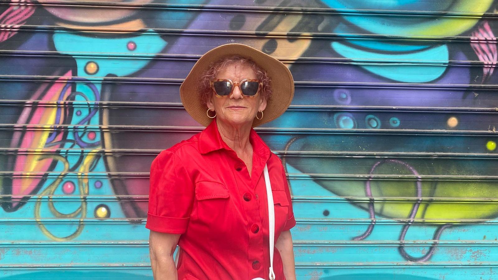 Teresa junto a un grafiti en el barrio del Soho