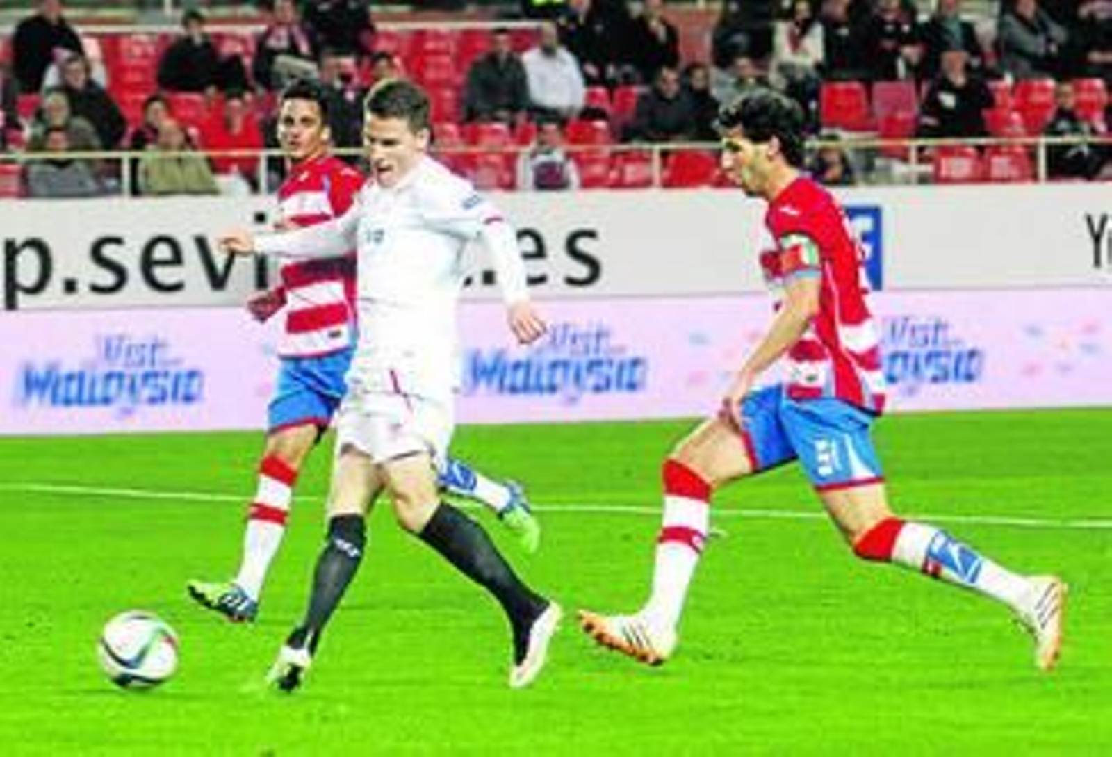 El gesto de Gameiro para acomodar su pie derecho y dirigir el balón hacia un lado imposible de Roberto demuestra su gran calidad técnica en el golpeo del 1-0.