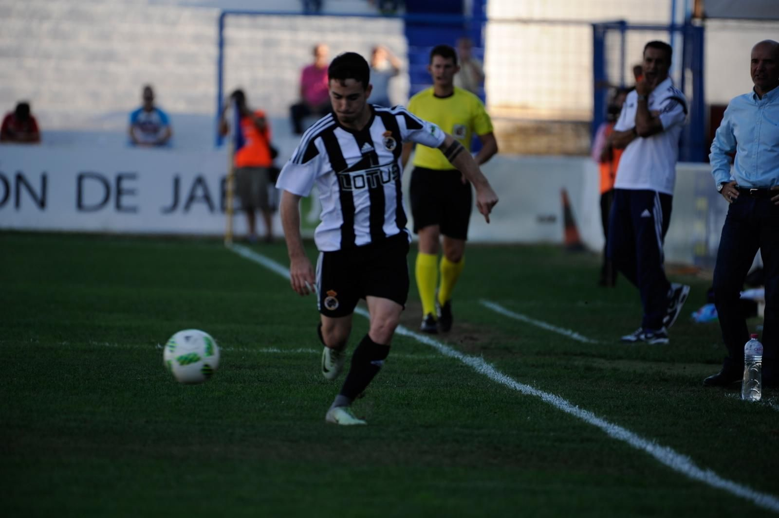 Rulo avanza con el balón durante un encuentro con la Balona.