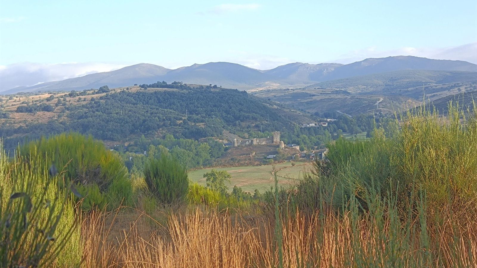 Castillo de Benal visto desde lejos. Nos podremos acercar más adelante.