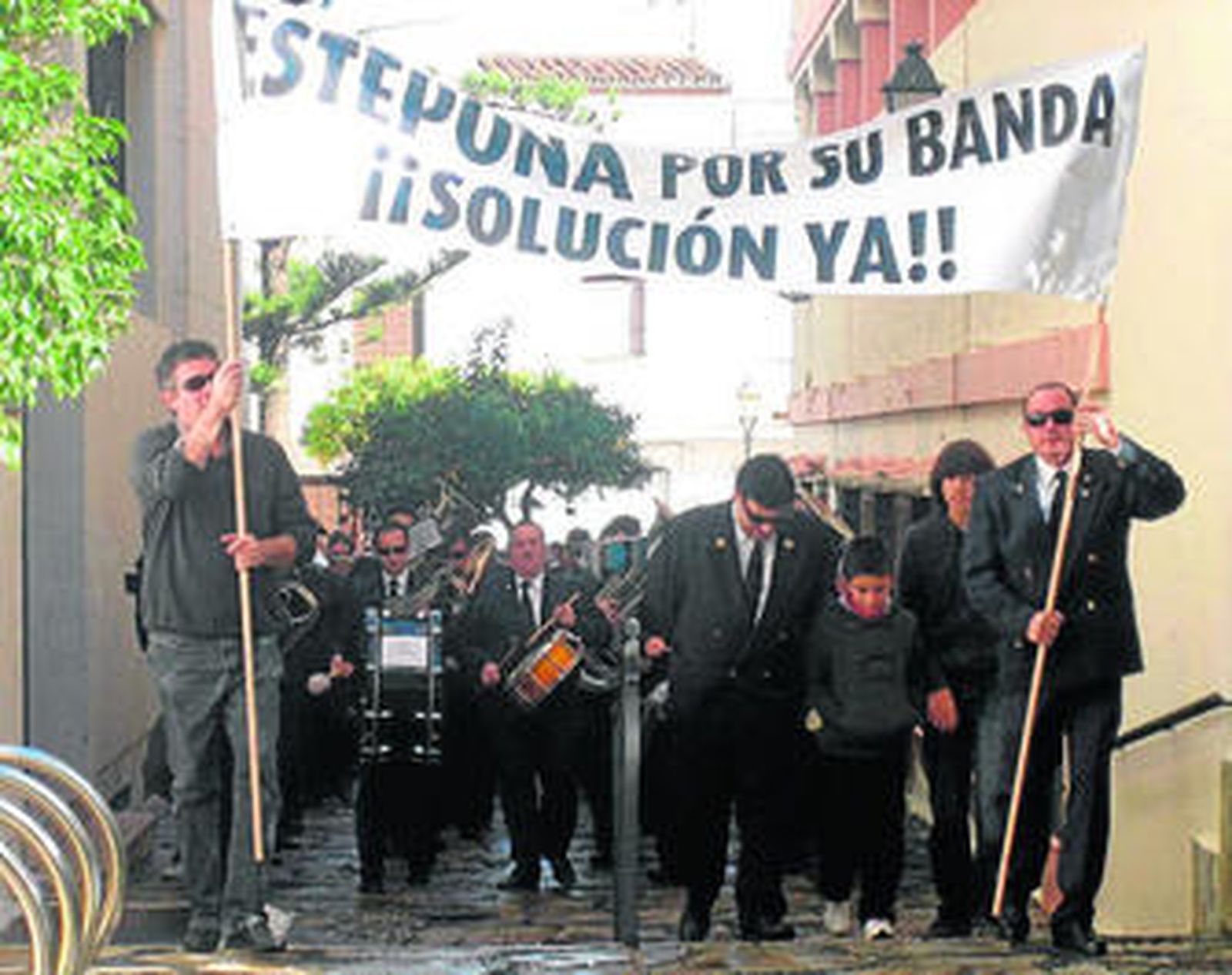 Los miembros de la Banda municipal, ayer durante la protesta por las calles del municipio.